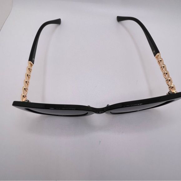 Stylish Oversized Black Fame Sunglasses with Gold Chain Style Temples - Picture 5 of 9
